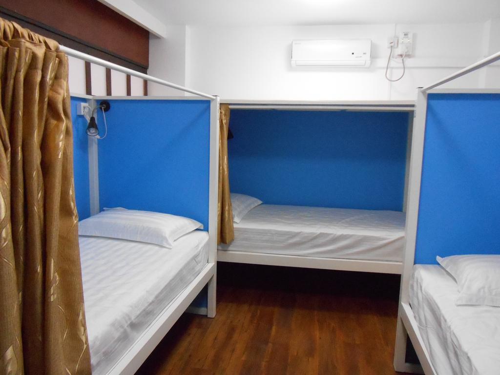 Four Rivers Youth Hostel Янгон Стая снимка