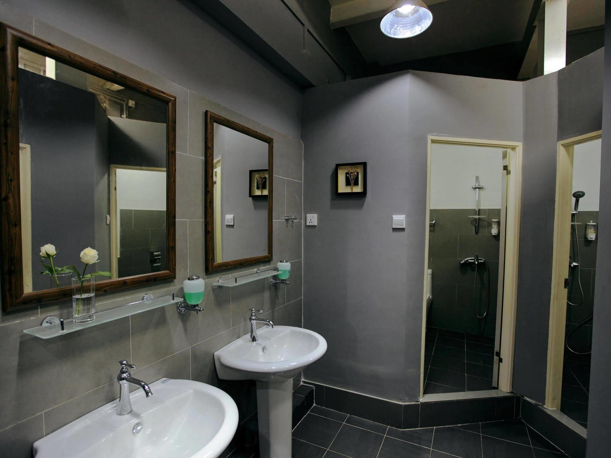 Four Rivers Youth Hostel Янгон Екстериор снимка