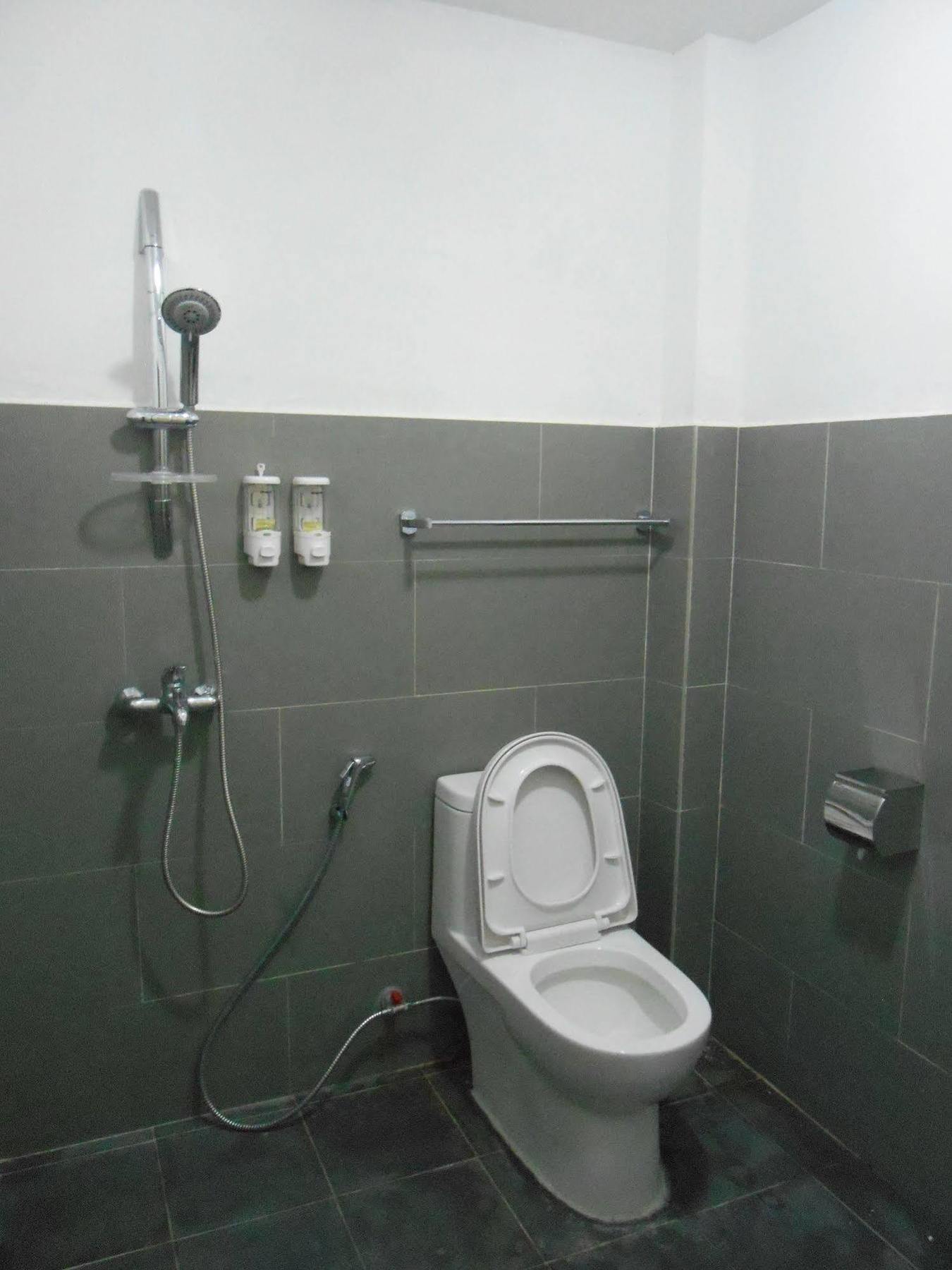 Four Rivers Youth Hostel Янгон Екстериор снимка