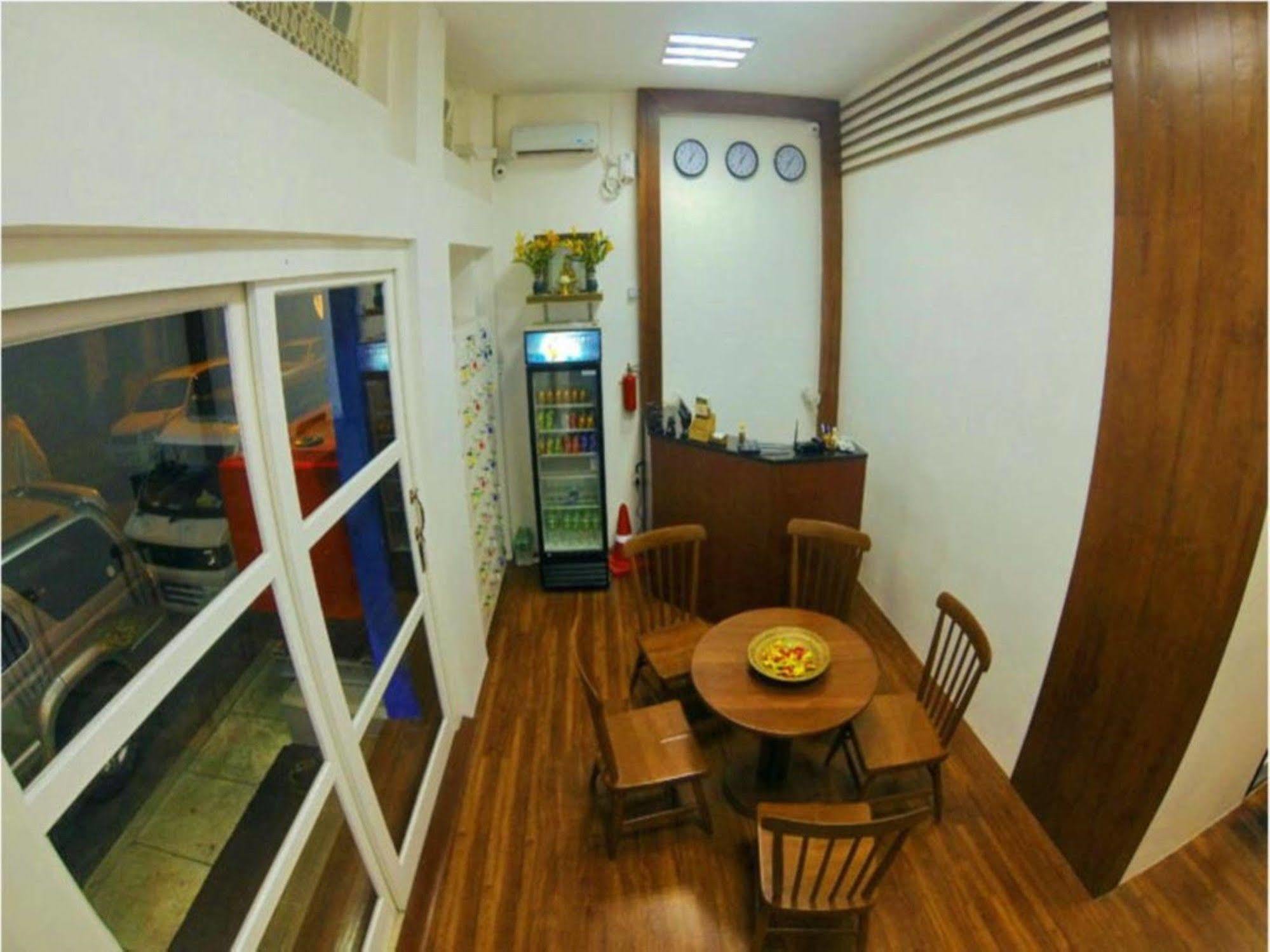 Four Rivers Youth Hostel Янгон Екстериор снимка